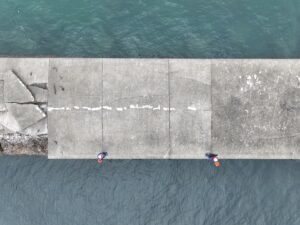 ドローンで海岸を空撮しています。